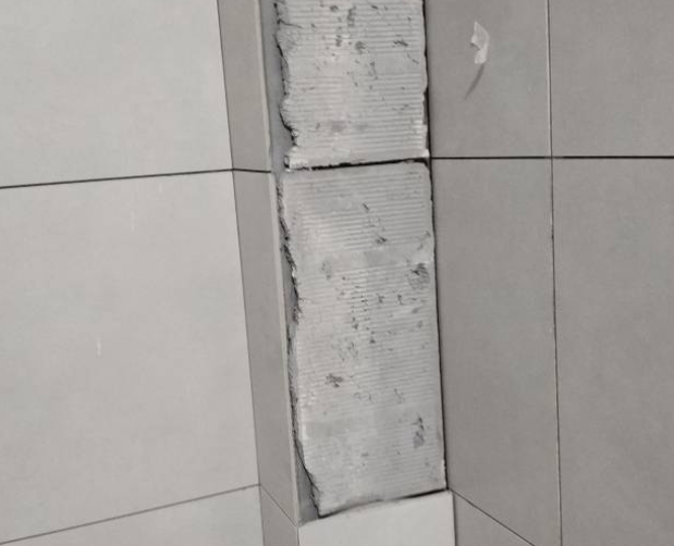 盘锦市瓷砖空鼓维修公司分享下瓷砖施工前基层浇水润湿程度不足，可能导致以下问题