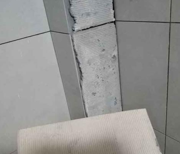盘锦市瓷砖空鼓维修公司分享下厨房瓷砖脱落的补救措施。